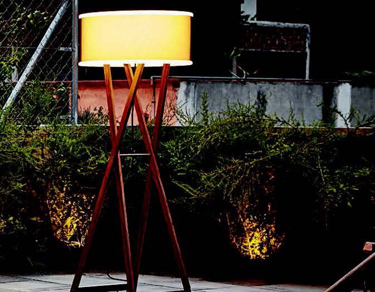Marset’s Cala collection creates a warm light with a simple design. It has been inspired by metal café tables and classic painter trestles. The rotary moulded polyethylene shade is enclosed in a zipped Textilene sleeve that filters the light and gives it a texture that is rich in nuances. The Cala comes in suspension, table and floor lamp models. Marset is available from Nezha Kanouni in Pol. Ind. Estepona (www.nezhakanouni.com), the Marmorin Design Center on Marbella’s Golden Mile (www.marmorindesigncenter. com), the BoConcept Plus Store on the Mijas Road and Marbella’s Golden Mile (www.plusstore.es), Magyk in San Pedro de Alcántara (www.magyk.es) and Siesta Interior Design in CC Plaza in Nueva Andalucía (www.siestainteriordesign.com).